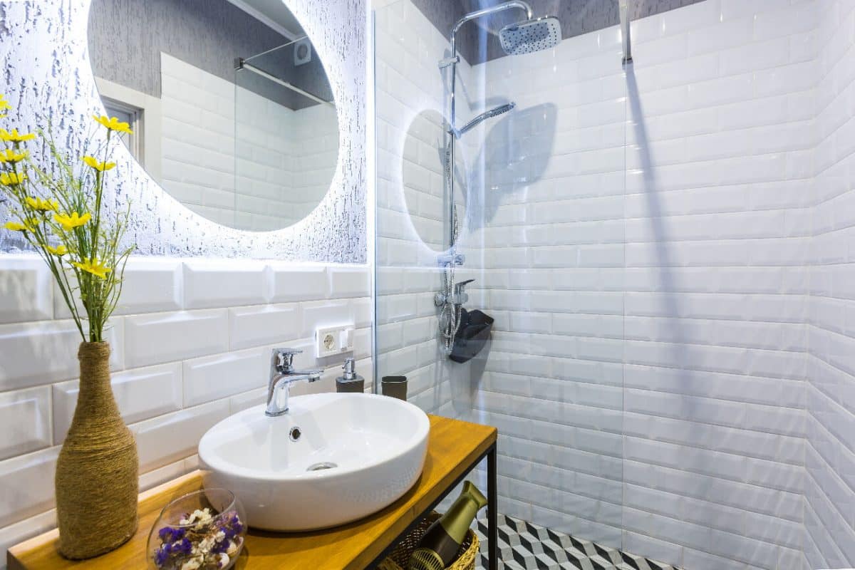 Aménager une petite salle de bain moderne et fonctionnelle