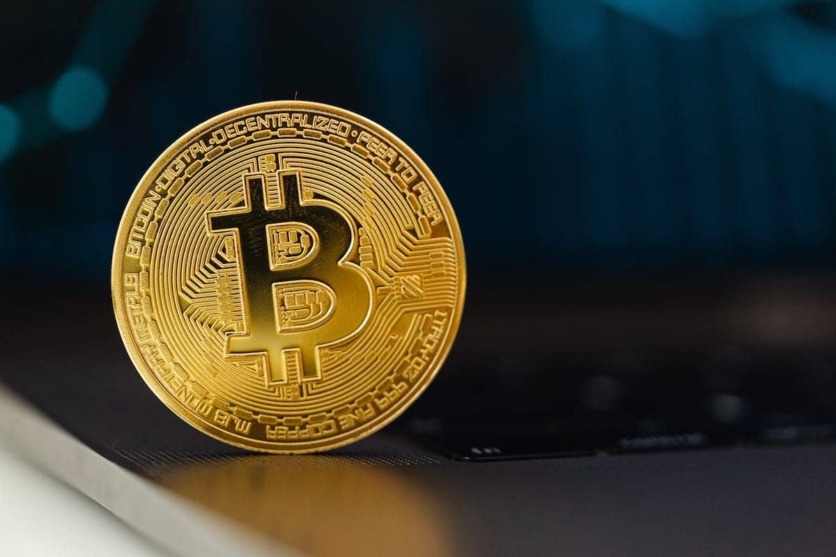 Décryptage de l’influence des normes réglementaires sur l’évolution de l’écosystème des cryptomonnaies dans l’immobilier