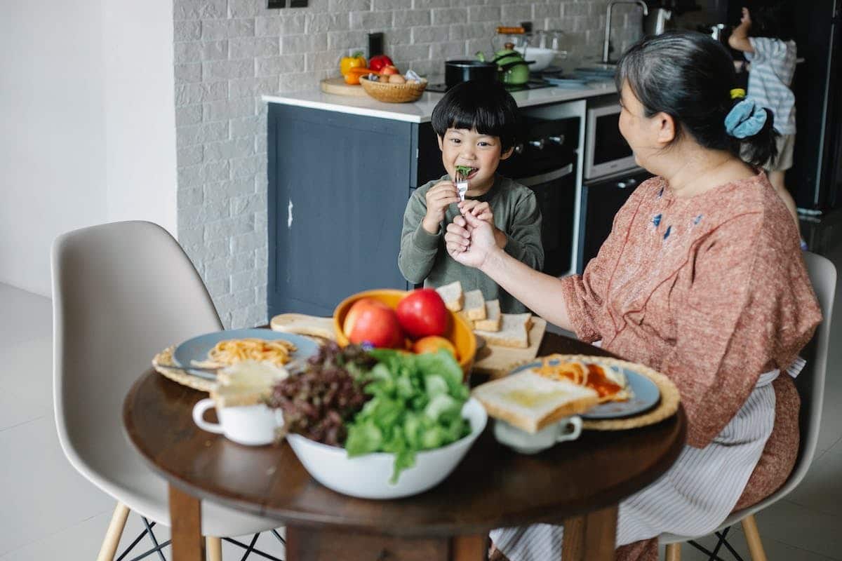 Nutrition optimale pour seniors : des conseils immobiliers pour vieillir en bonne santé