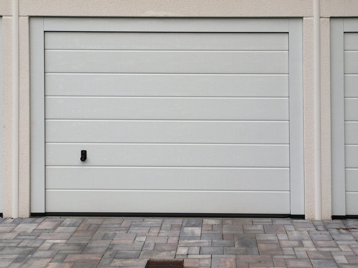 Comment bien choisir l’isolant pour votre porte de garage en bois ?