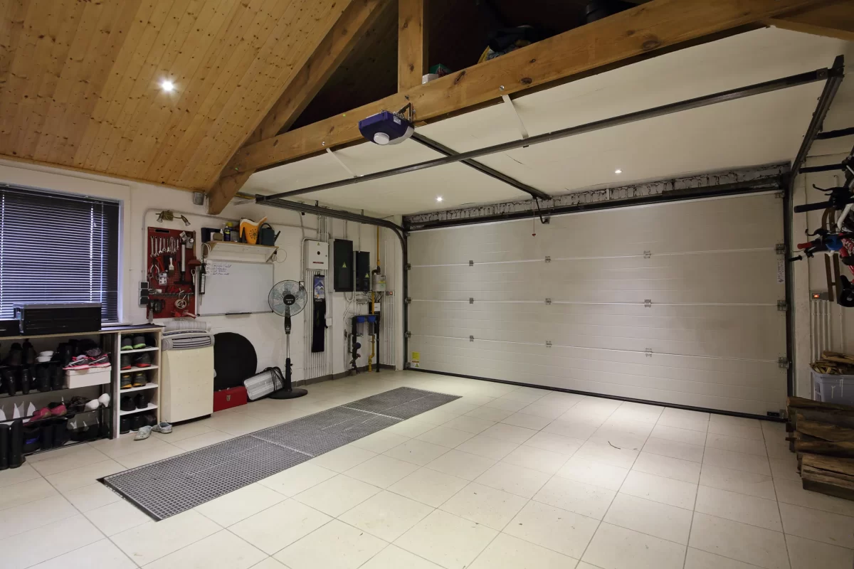Mise en place d’un bon isolant pour porte de garage en bois