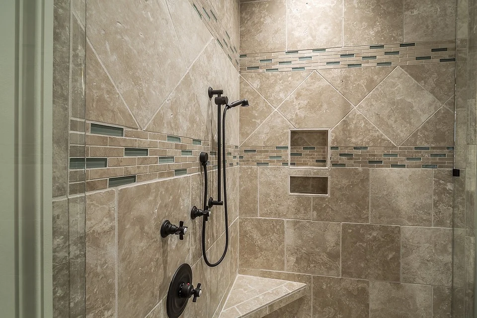 Comment créer une salle de bain moderne et élégante en petit espace ?