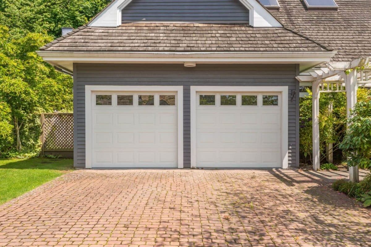 Comment isoler une porte de garage en bois pour plus de confort été/hiver