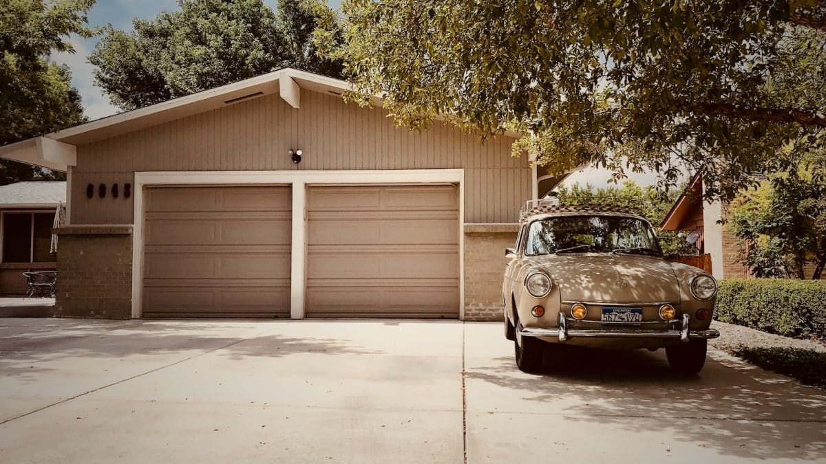 Quelle est la meilleure méthode pour l’isolation phonique d’une porte de garage en bois ?